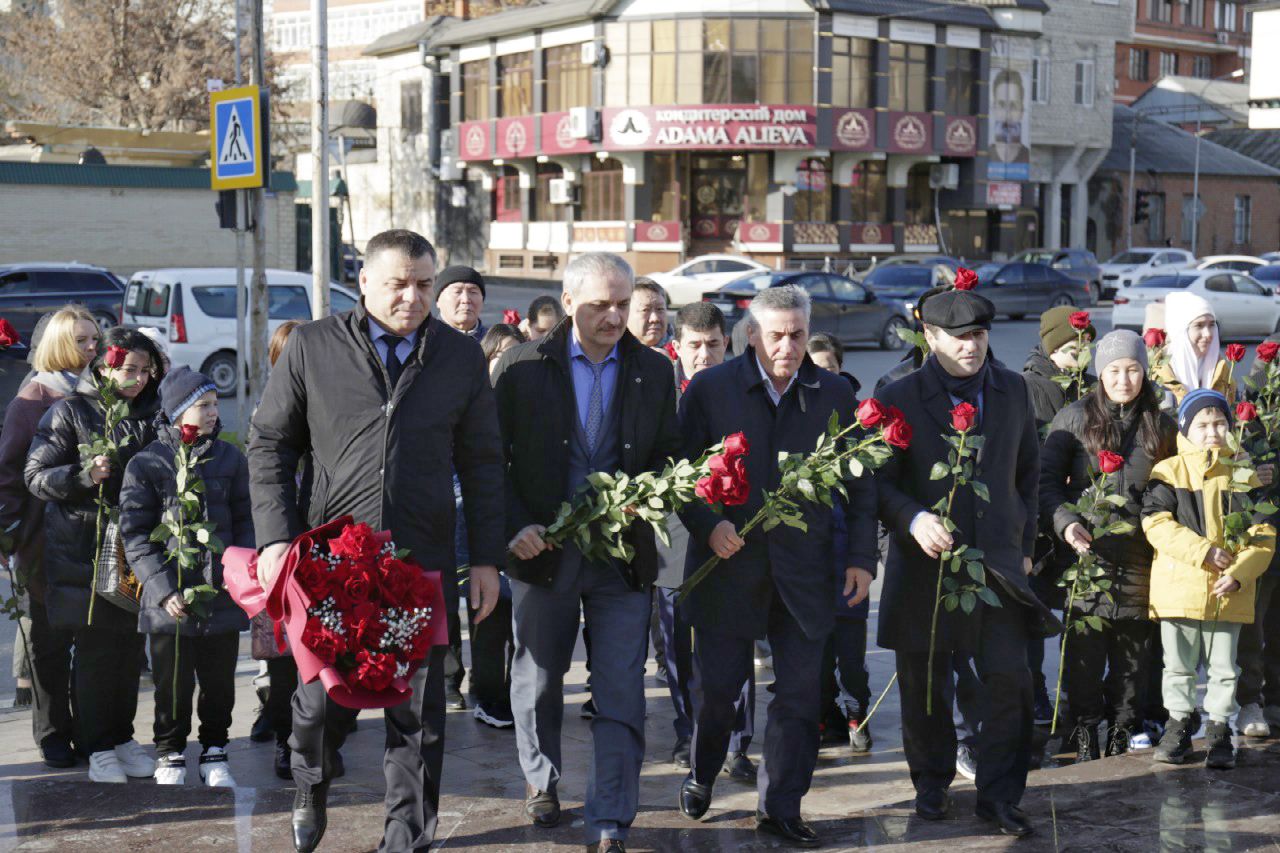 Участники шахматного мемориала возложили цветы к памятнику Азиза Алиева в  Махачкале - МирМол