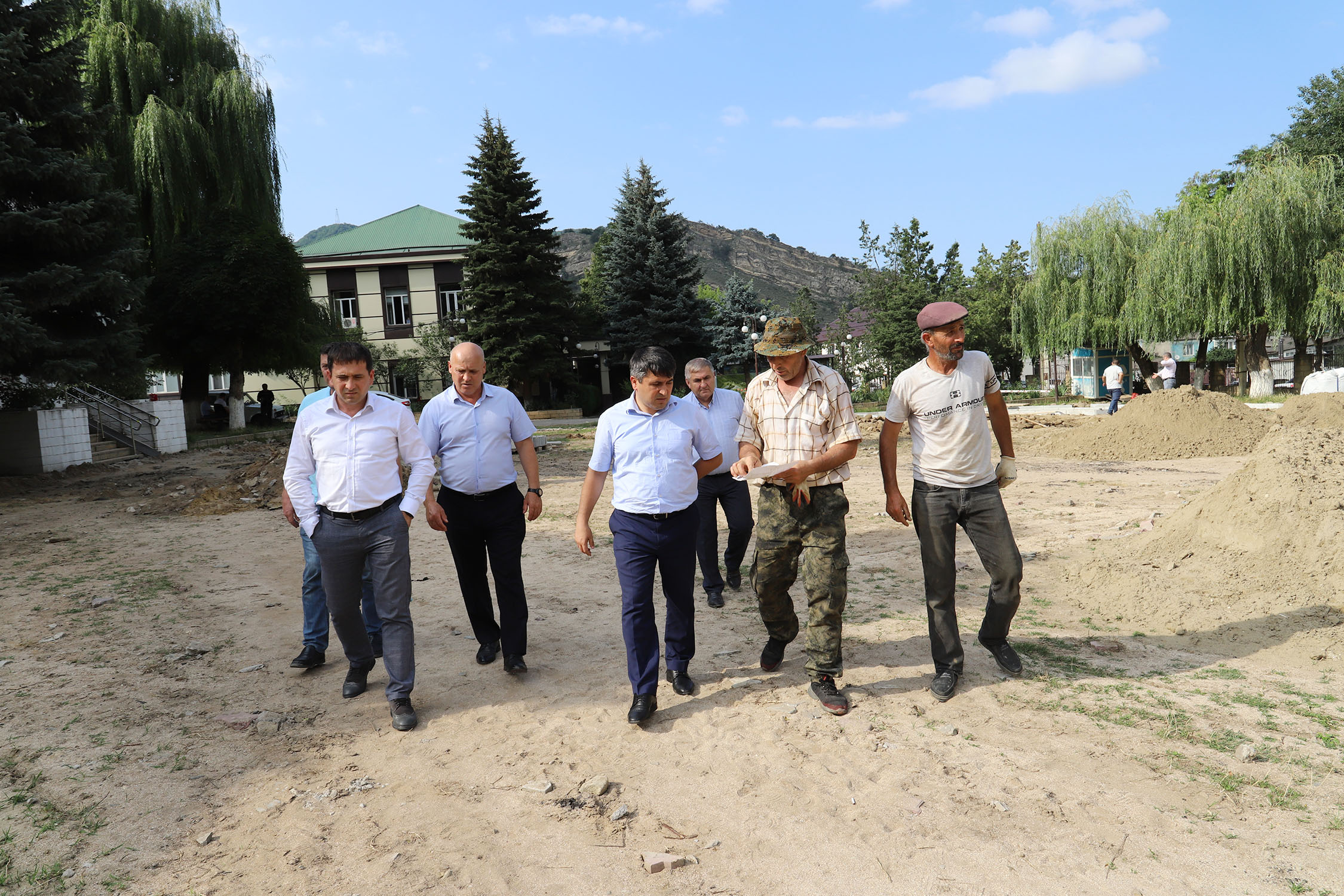 В селе Хучни Табасаранского района благоустраивают центральную площадь -  МирМол