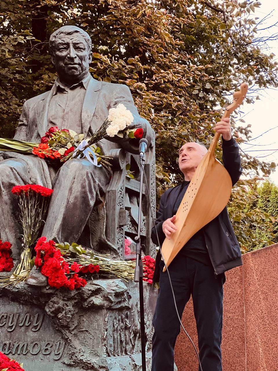 Гамзатов м м. Памятник Расулу Гамзатову в Москве. Памятник Расулу Гамзатову на Родопском бульваре. Памятник Расулу Гамзатову в Цада. Похороны Расула Гамзатова.