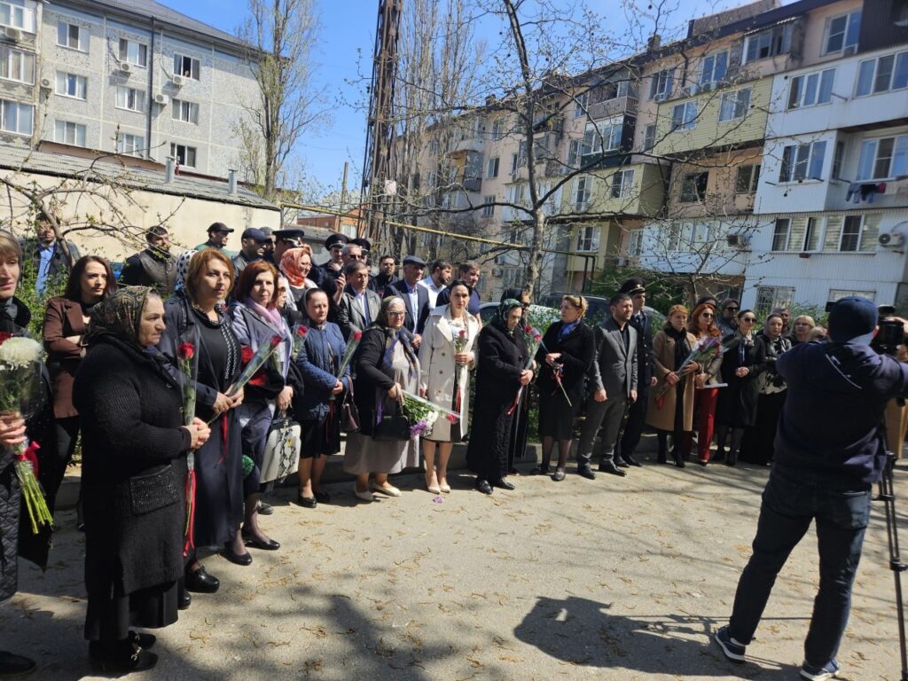 В Махачкале открыли памятную плиту в честь участника СВО Вадима Попова -  Общество - МирМол