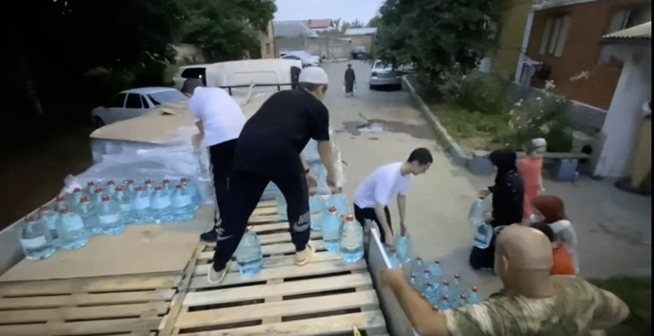 В Буйнакск поручению Главы Дагестана организована поставка питьевой воды
