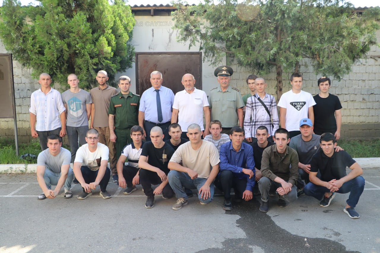 20 молодых людей из Кизляра пополнят ряды российской армии