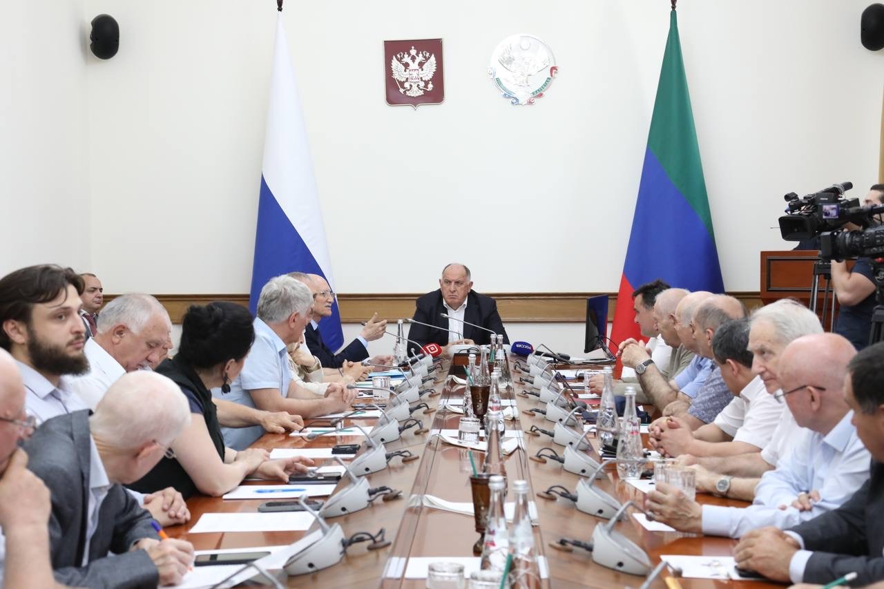 Абдулмуслим Абдулмуслимов встретился с представителями общественных советов при органах исполнительной власти республики