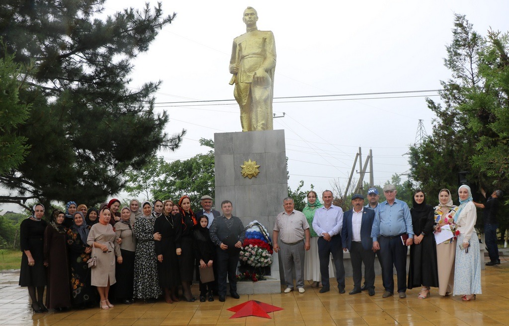Торжественный митинг, посвященный Дню памяти и скорби, провели в Казбековском районе