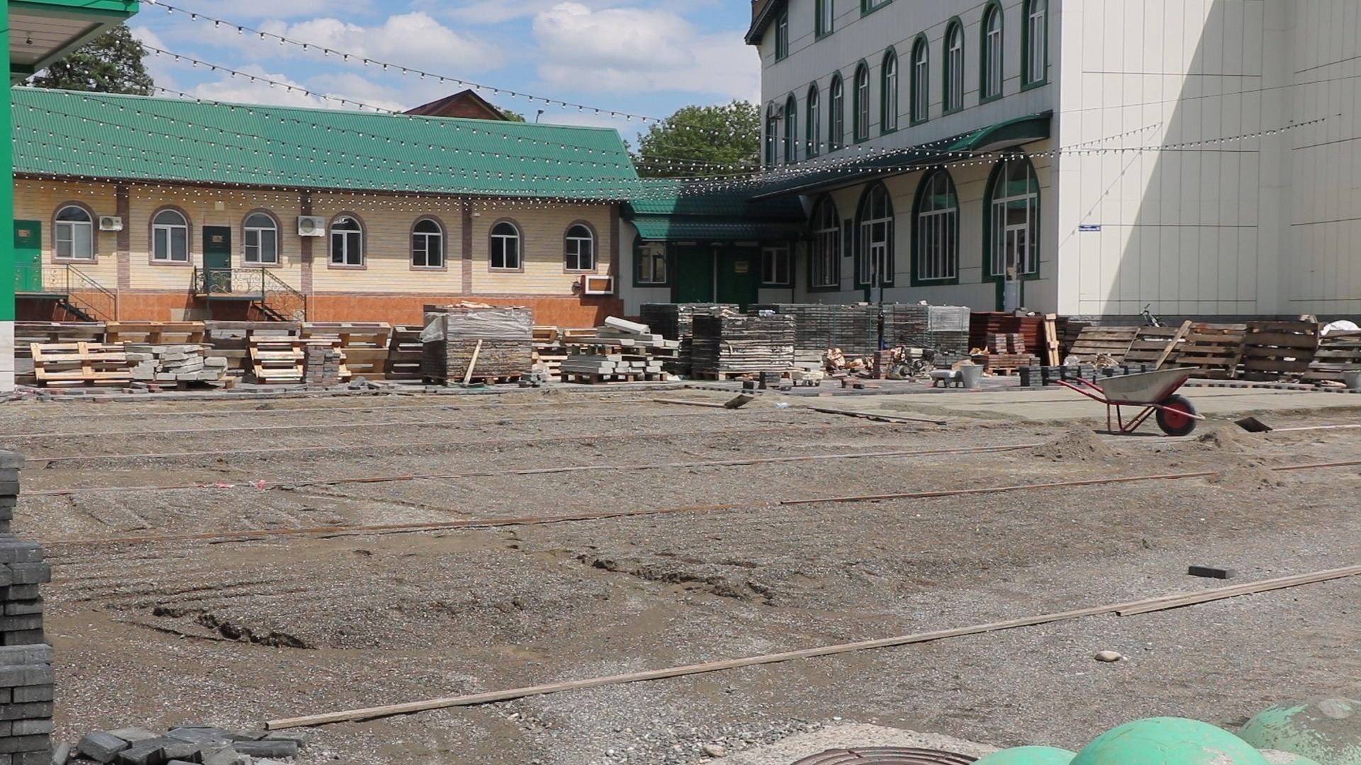 Центральная площадь села Дылым Казбековского района благоустраивается в рамках нацпроекта