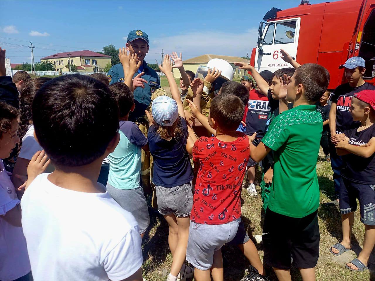 Работники пожарной части Кизлярского района провели профилактическое мероприятие в детском лагере