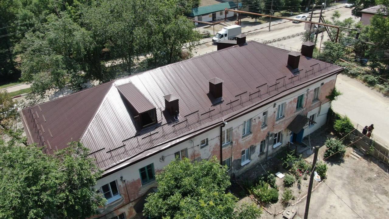В Кизляре завершили капремонт крыш трех домов на улице Первомайской