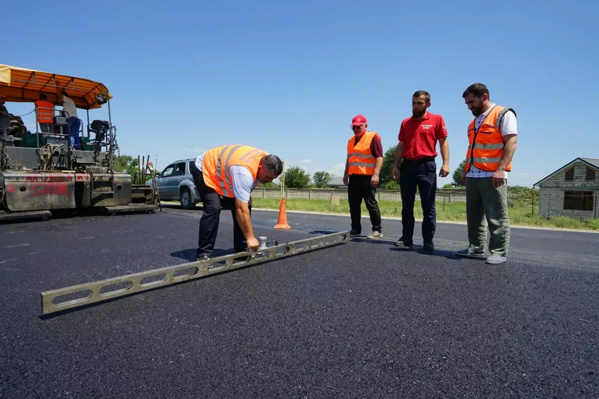 Общественники проинспектировали ход ремонта автодороги «Бабаюрт – Гребенская»