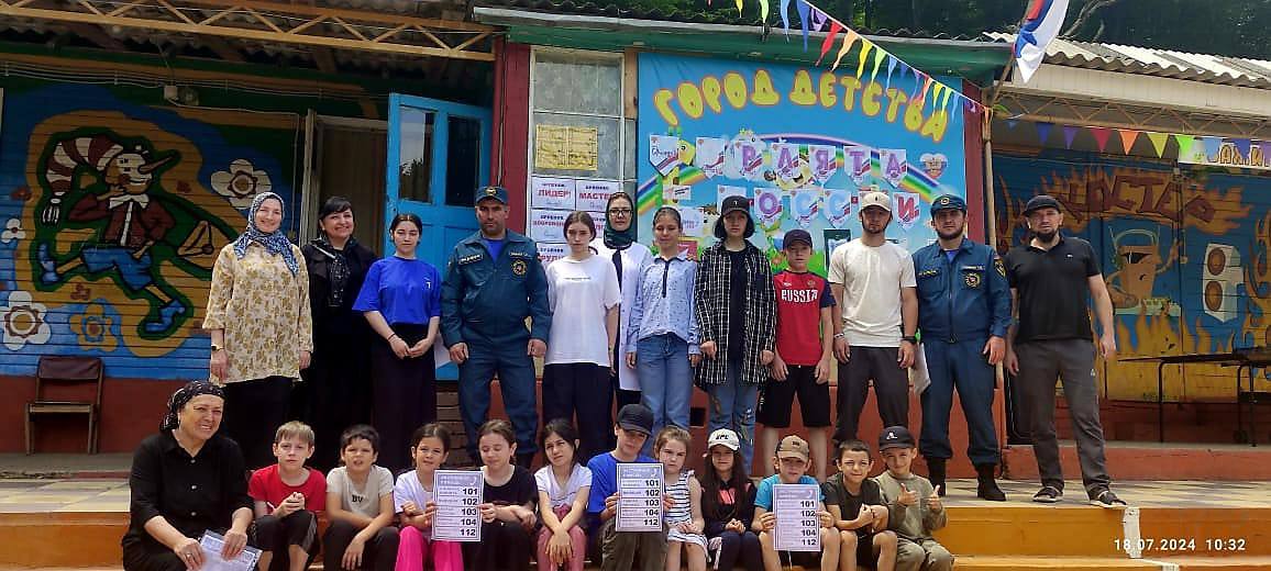 В Дагестане сотрудники пожарной части посетили детские лагеря