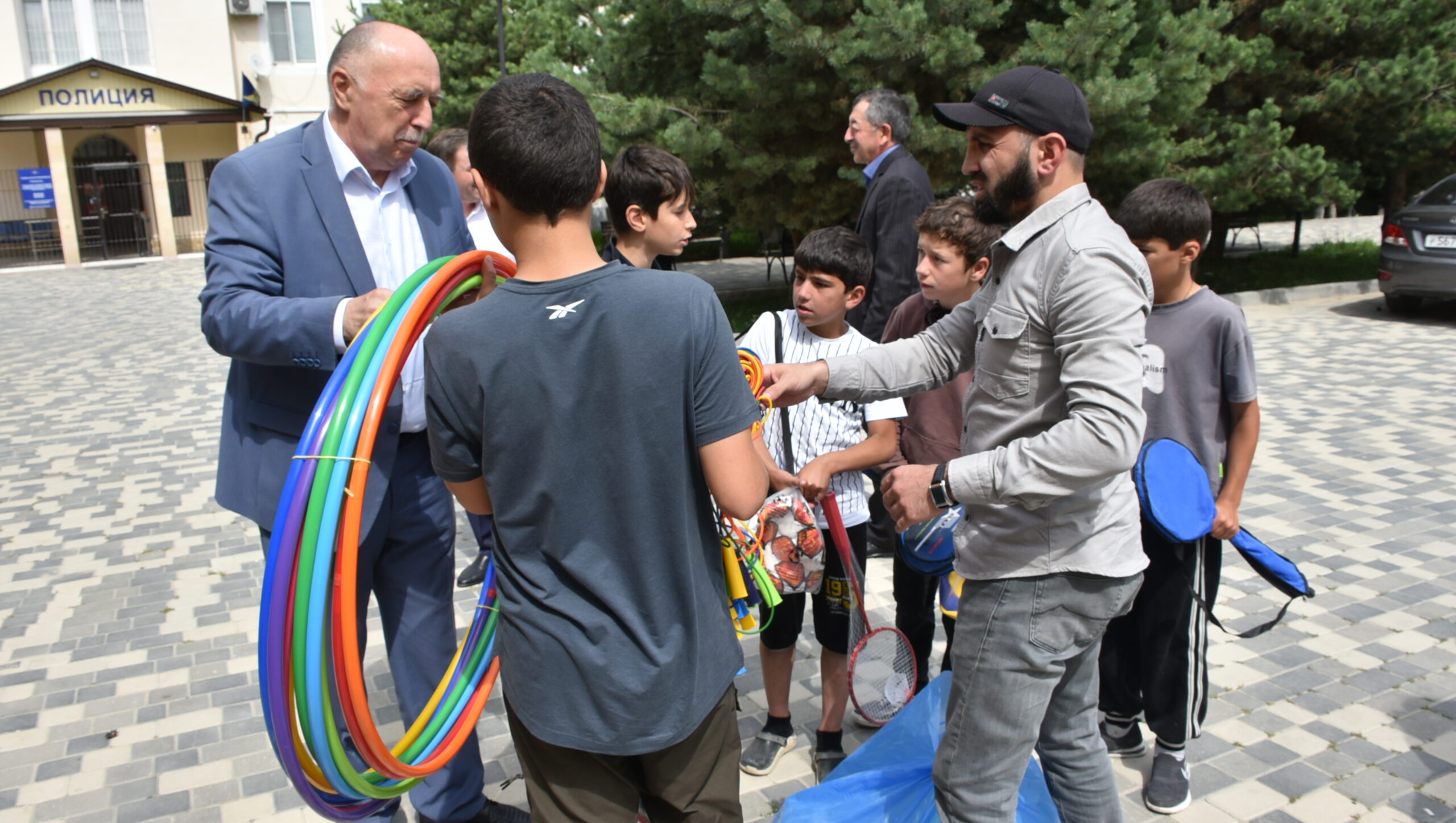 Помощник депутата Госдумы вручил подарки детям в лагерях Акушинского района