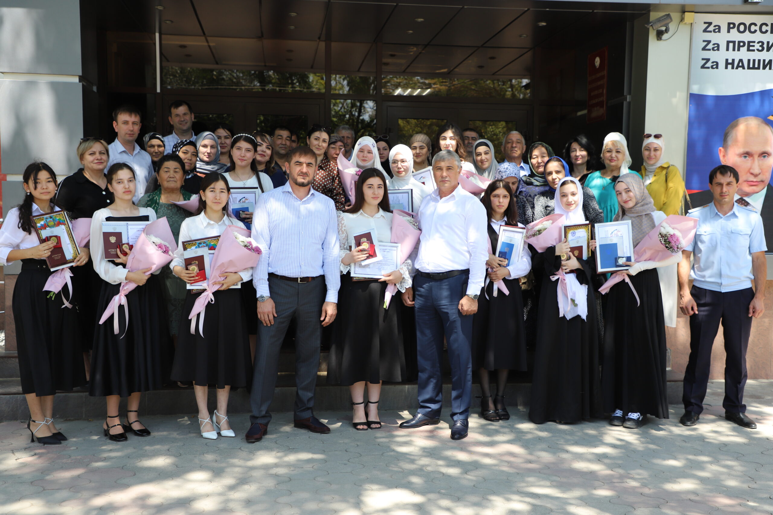 В Дагестане выпускники получили аттестаты особого образца