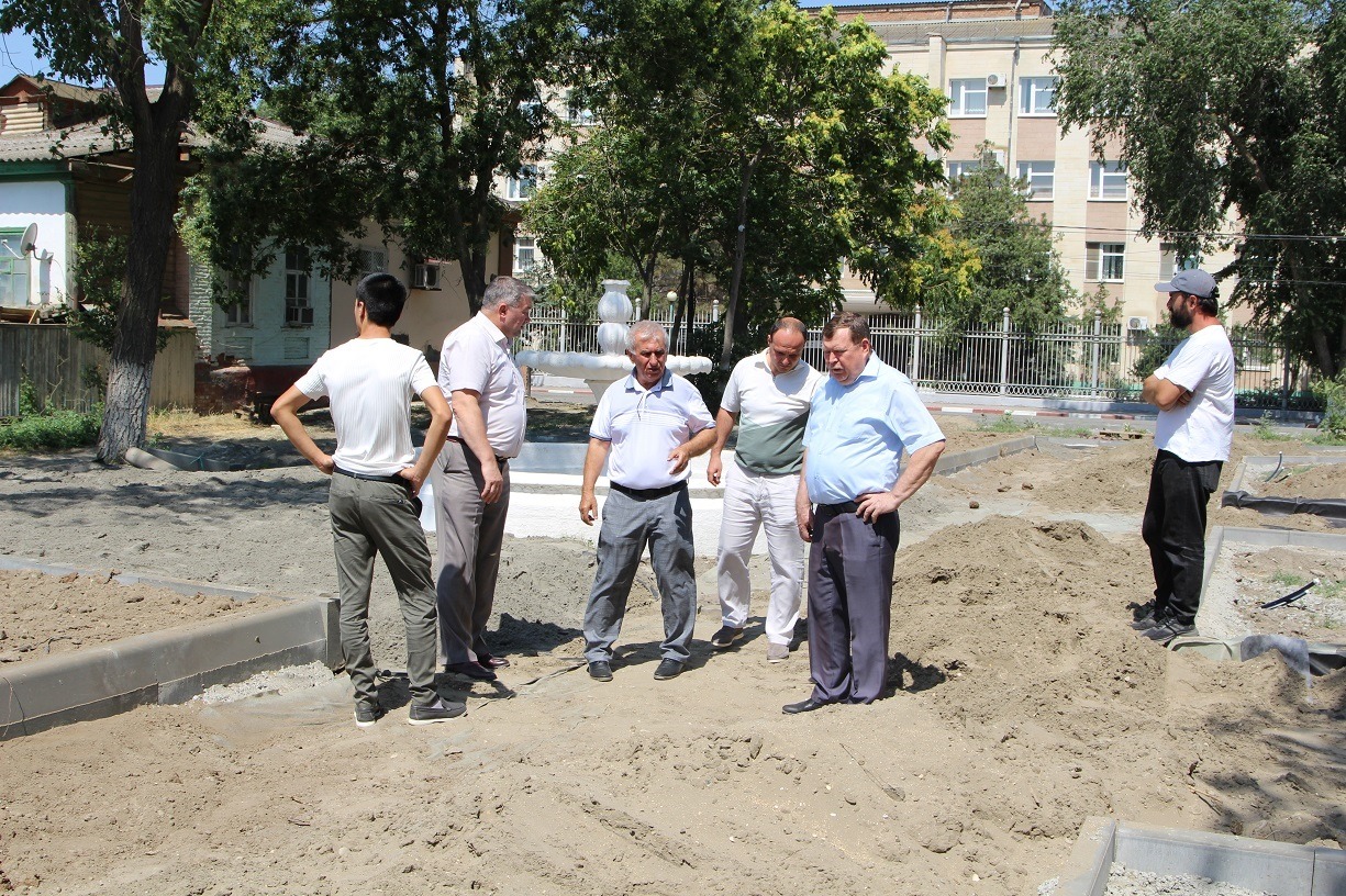 Единороссы Кизляра проинспектировали благоустройство придомовых территорий  и строительство школы - Актуальное - МирМол