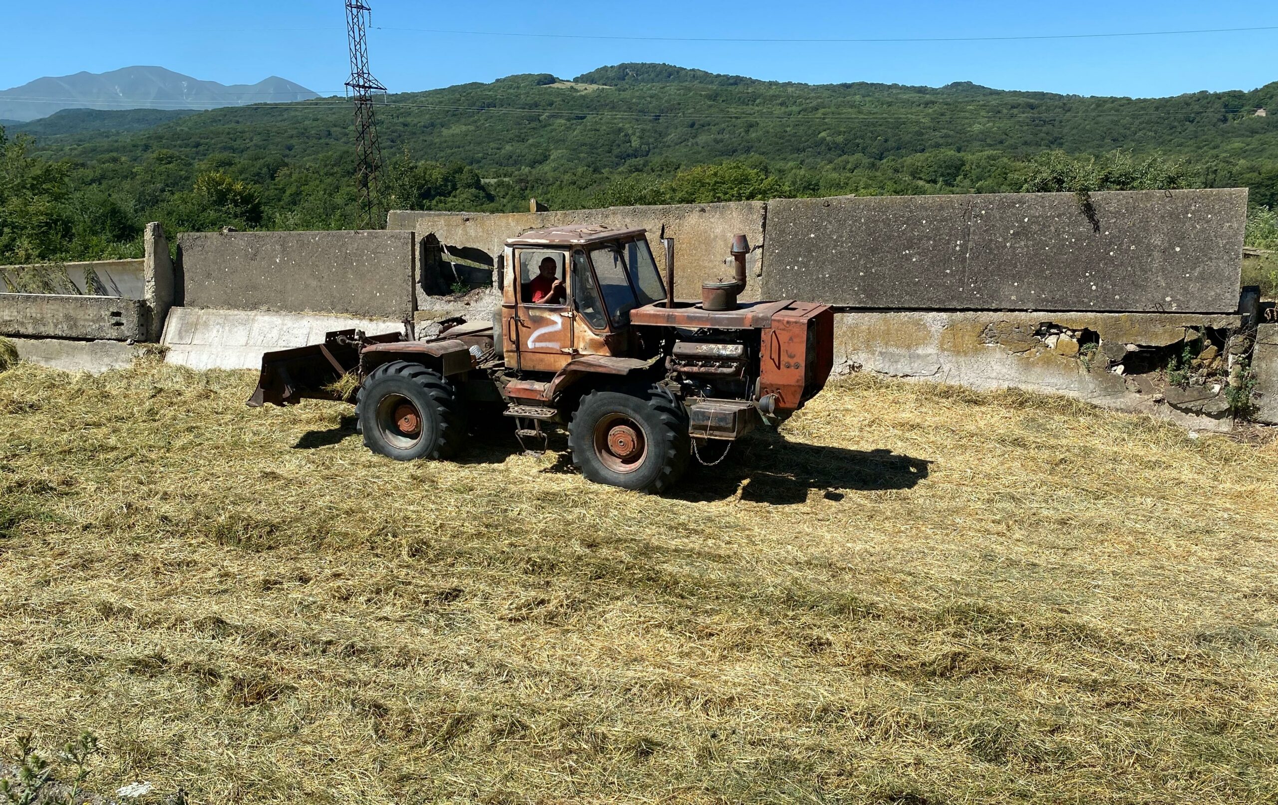В Казбековском районе Дагестана проходит заготовка сенажа