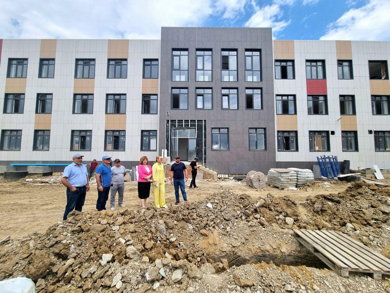 Депутаты проинспектировали ход строительства новой школы в посёлке Шамхал