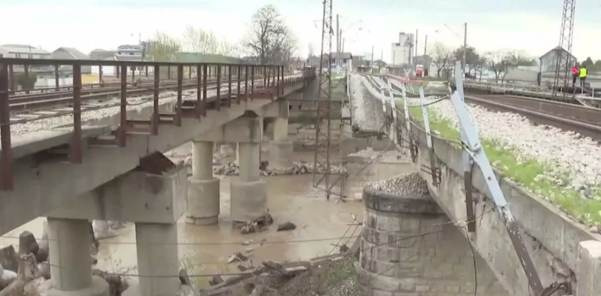 поврежденная дорога