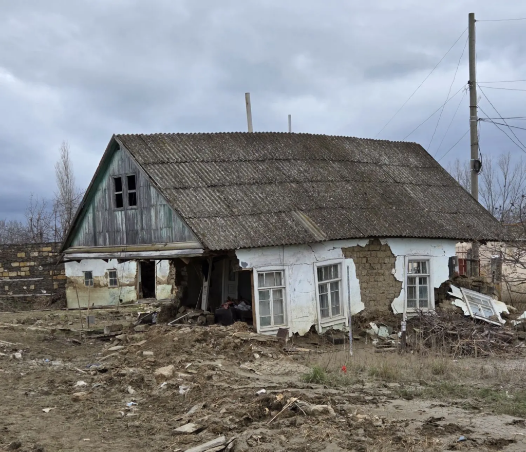 разрушенный наводнением дом в Мамедкале