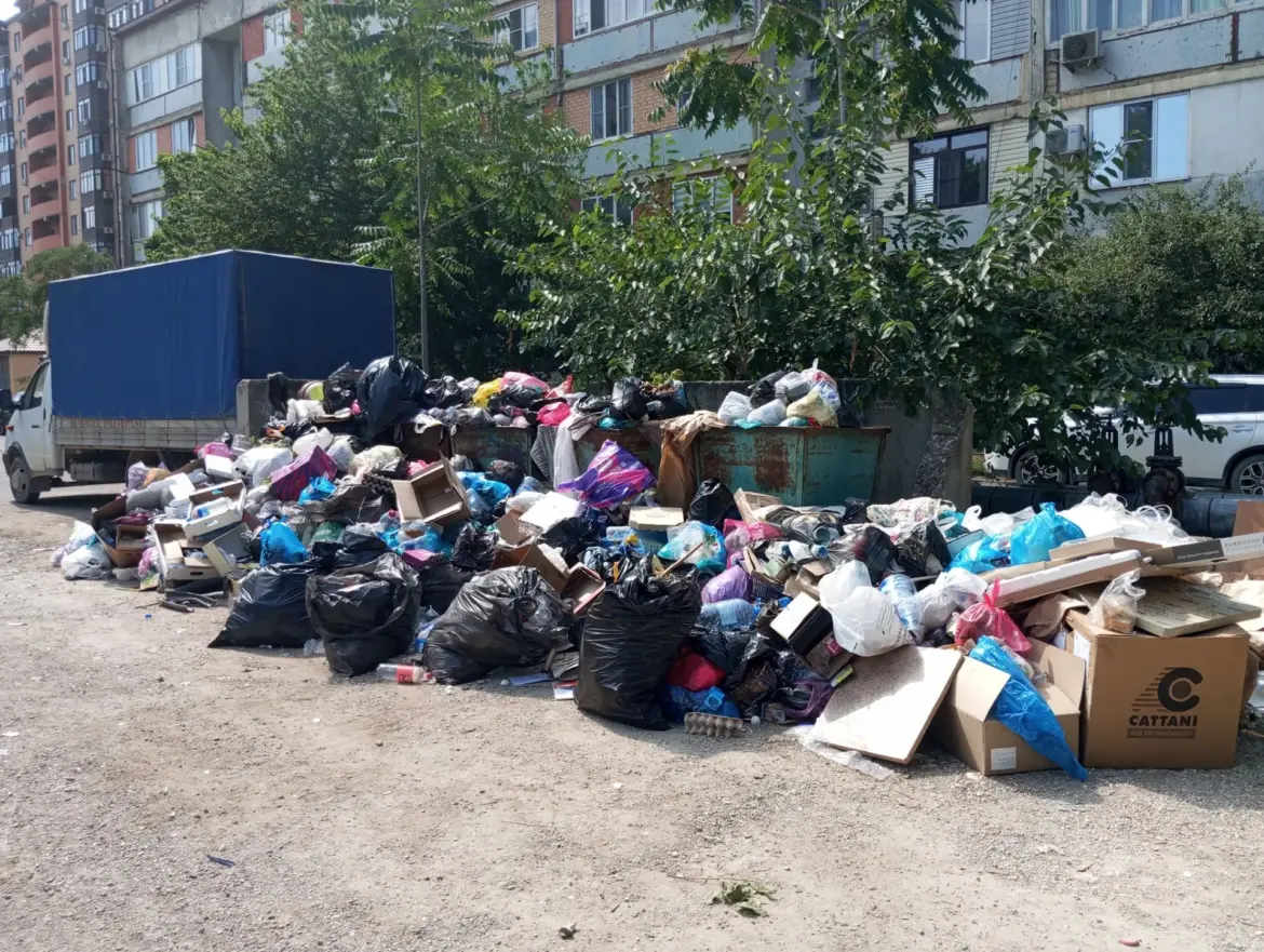 Власти Каспийска назвали причины мусорного коллапса в городе