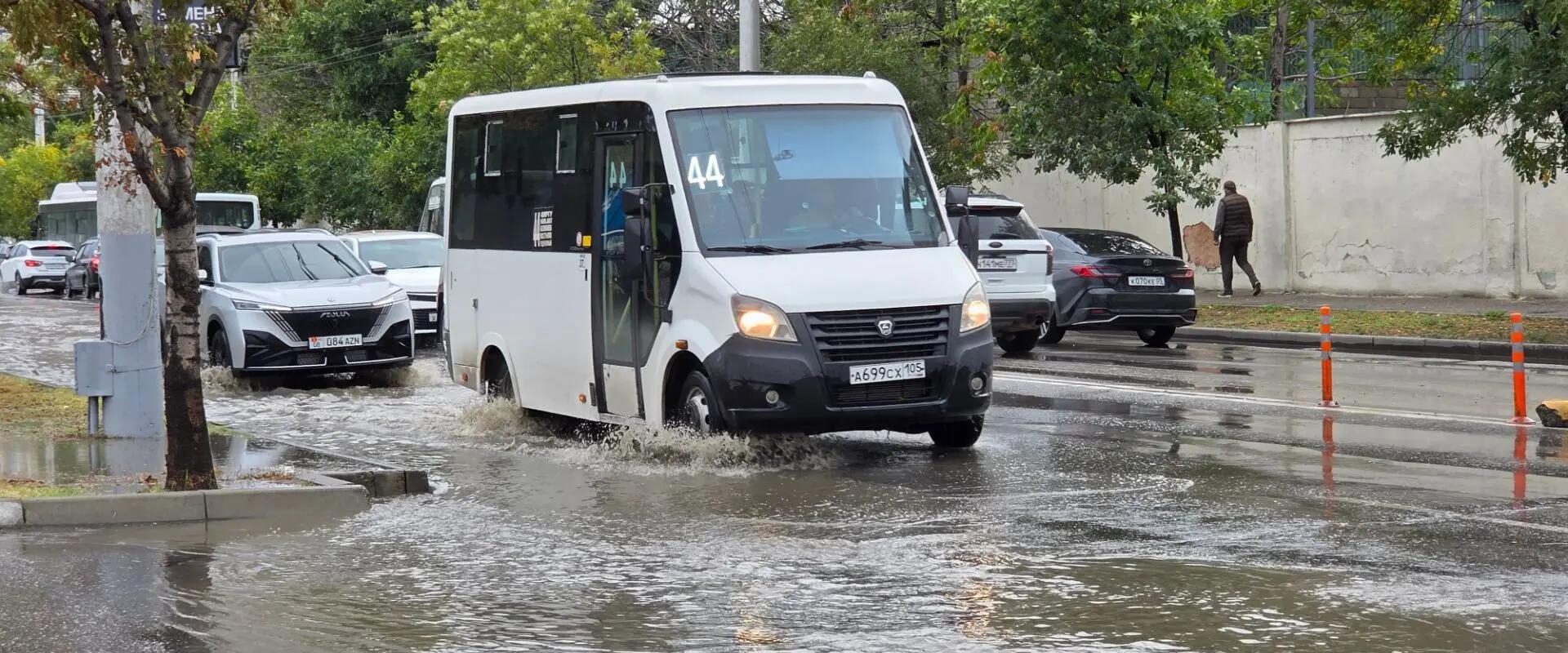 Махачкала встала в пробки после дождей